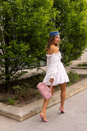 Rochie roz cu umeri goi din muselină, cu imprimeu floral