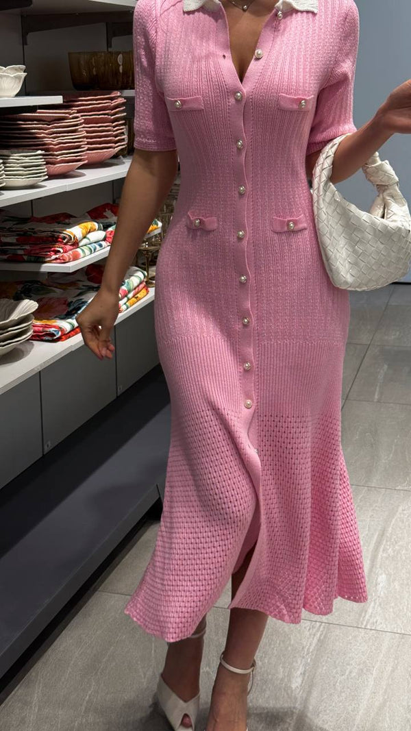 Rochie tricotată cu nasturi și farmec gumă de mestecat