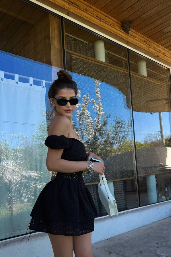 Rochie neagră cu salopetă Dollbelle cu inele de ochi
