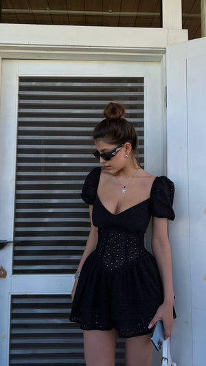 Rochie neagră cu salopetă Dollbelle cu inele de ochi