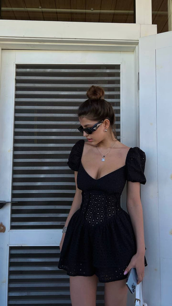Rochie neagră cu salopetă Dollbelle cu inele de ochi