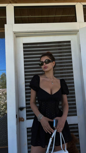 Rochie neagră cu salopetă Dollbelle cu inele de ochi