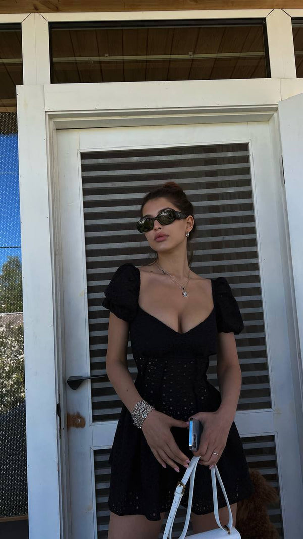 Rochie neagră cu salopetă Dollbelle cu inele de ochi