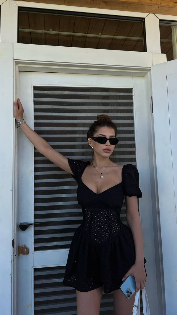Rochie neagră cu salopetă Dollbelle cu inele de ochi