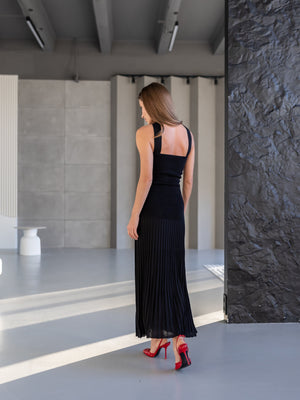 Emeline Strapless Pleated Dress – Black