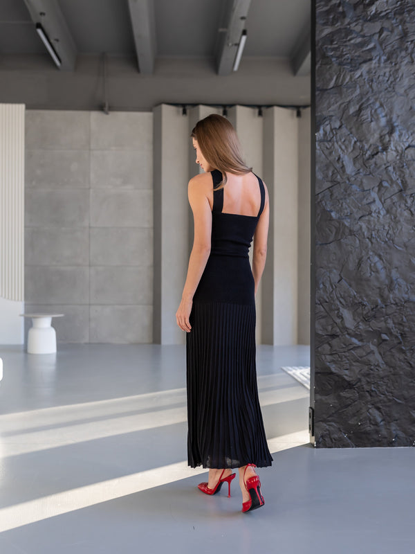 Emeline Strapless Pleated Dress – Black
