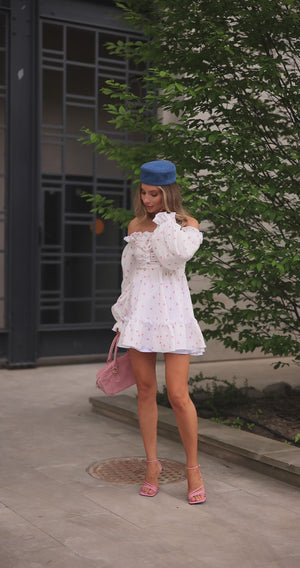 Rochie roz cu umeri goi din muselină, cu imprimeu floral